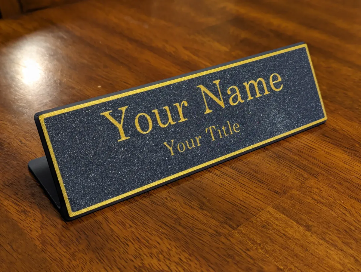 Placa de nombre con letras al ras