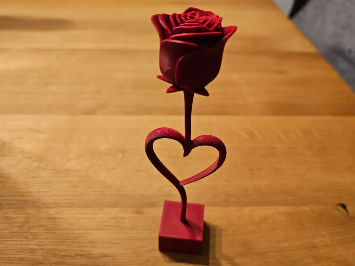 Rosa decorativa montada sobre un corazón