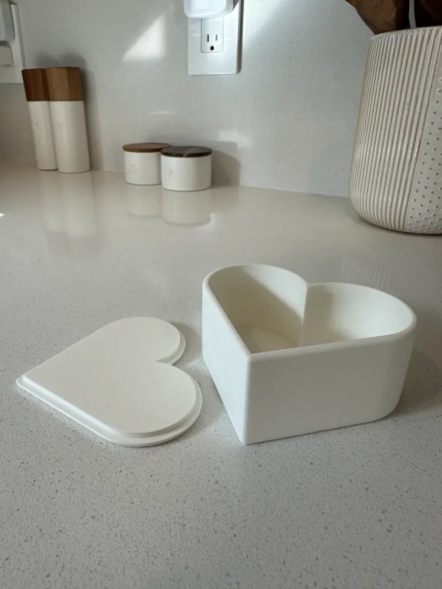 Caja con forma de corazón para anillos