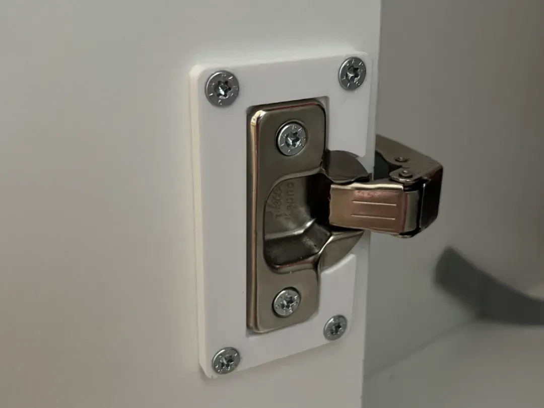 Placa de refuerzo para bisagra de mueble
