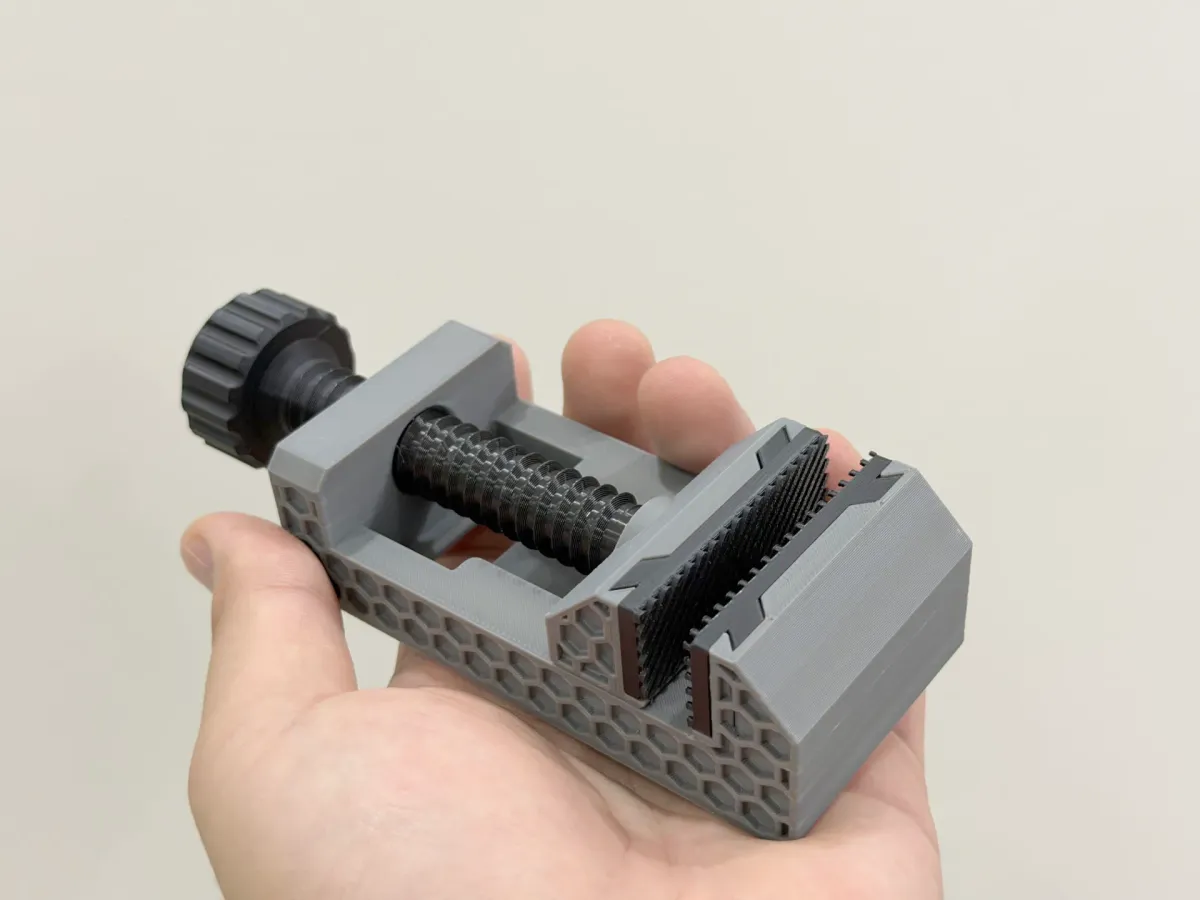 Morsa chica de escritorio para trabajos finos