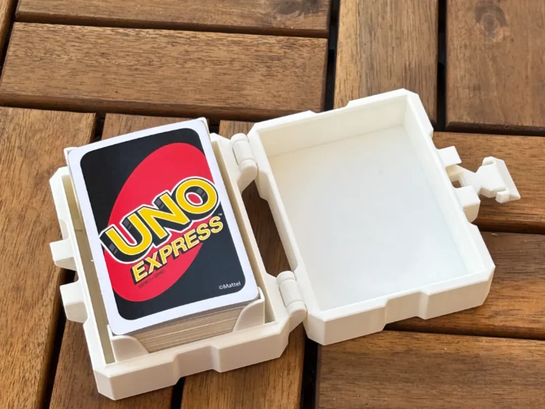 Estuche para baraja con bisagra integrada