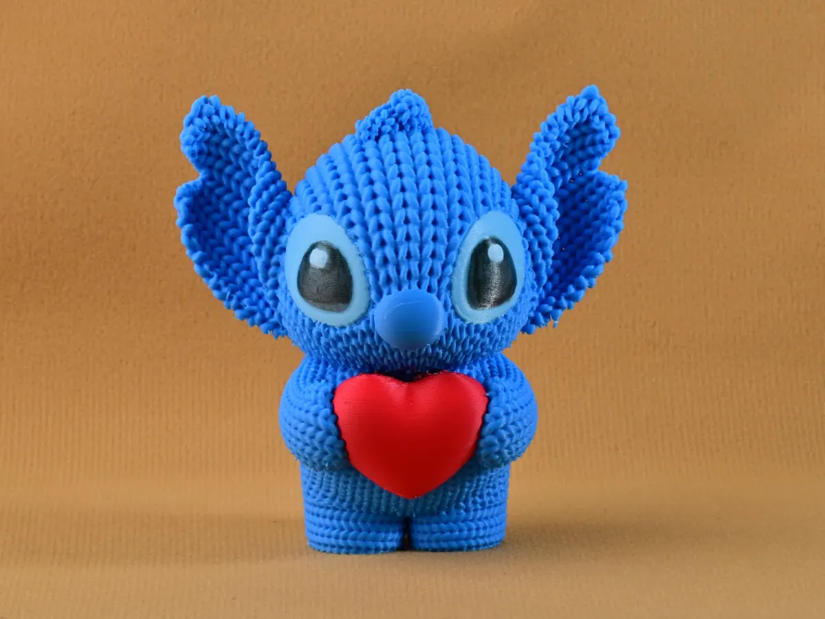 Corazón con textura de tejido y criatura abrazada
