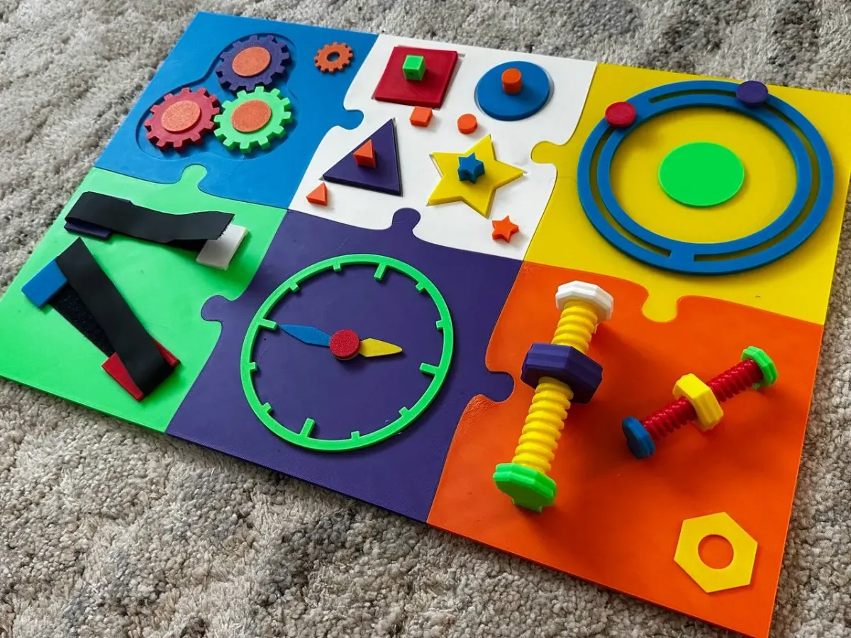 Tablero de actividades para bebés con cuatro mecanismos