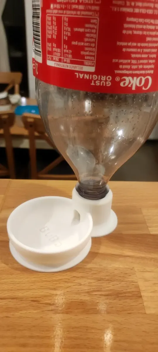 Bebedero que se repone solo con una botella
