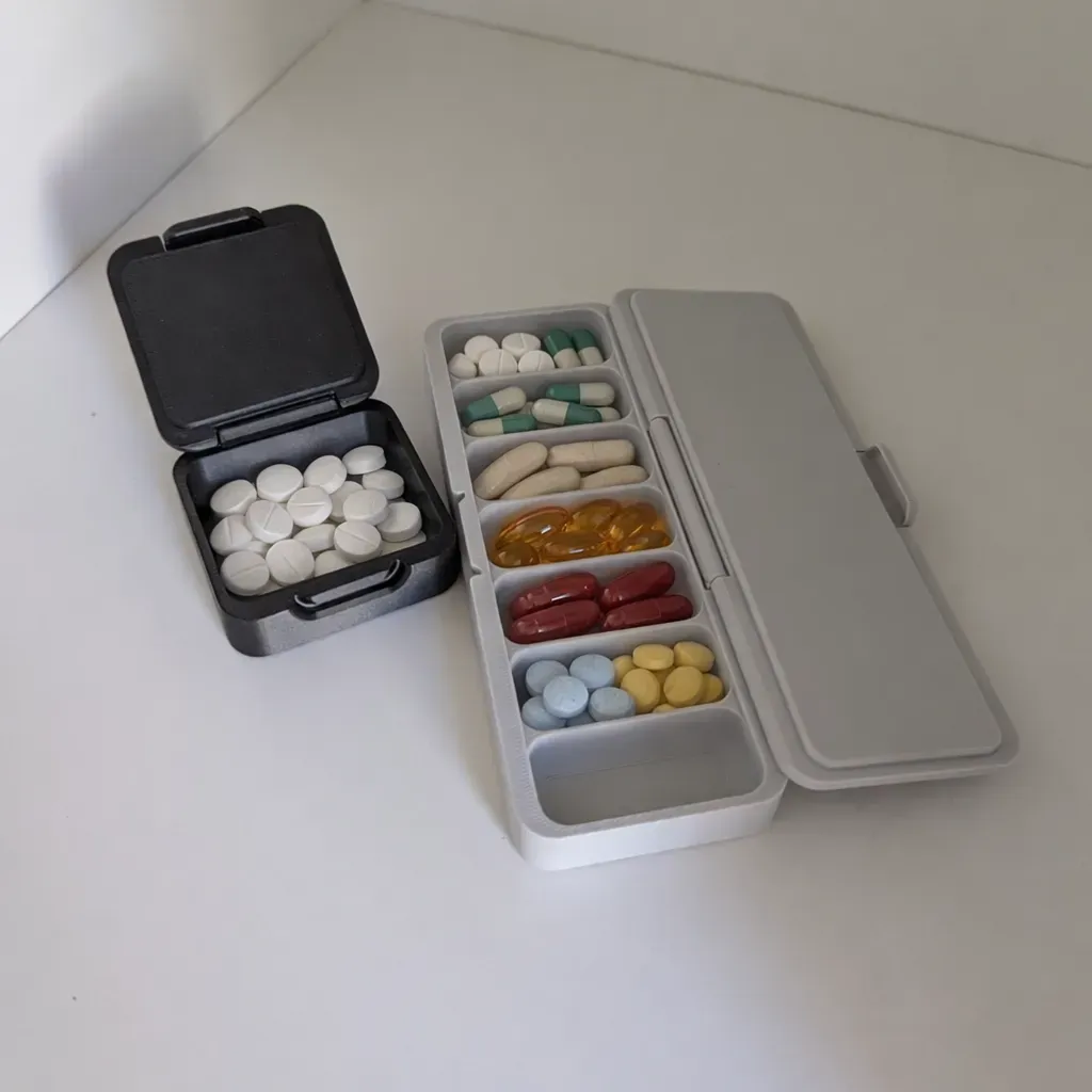 Pastillero grande con compartimentos y tapas abisagradas