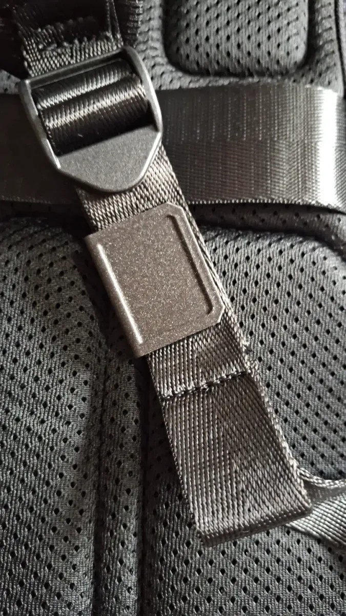 Sujetador para correa de mochila