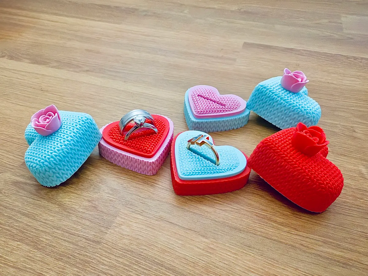 Caja con forma de corazón y textura tejida