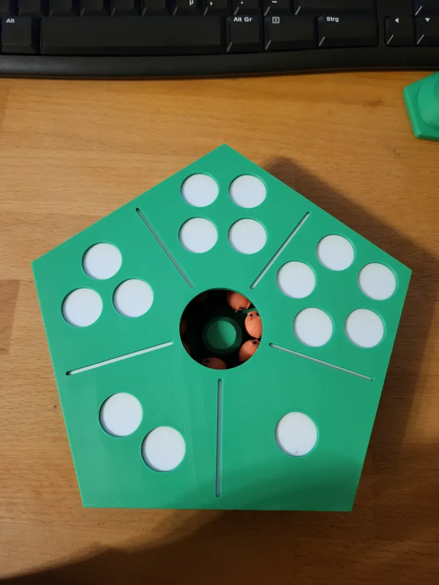Juego de tablero con agujeros y fichas