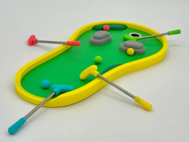 Recorrido de golf chico con obstáculo y hoyo