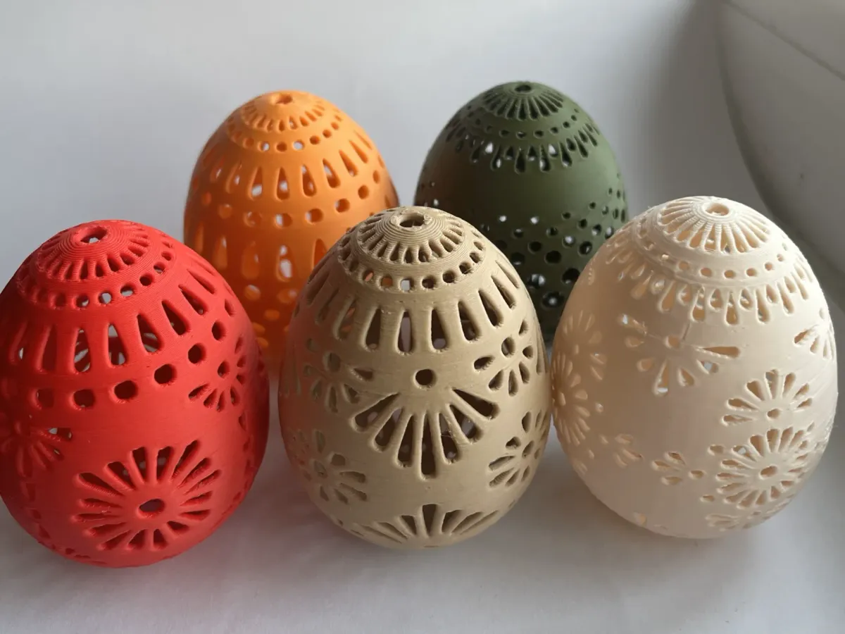 Huevos de Pascua lisos y huecos