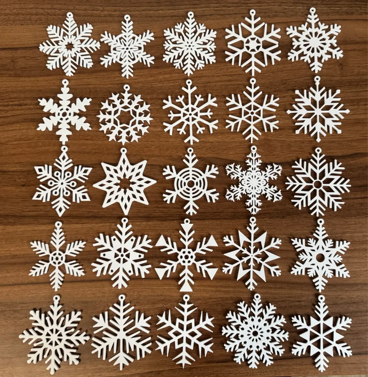 Copos de nieve calados en varios tamaños