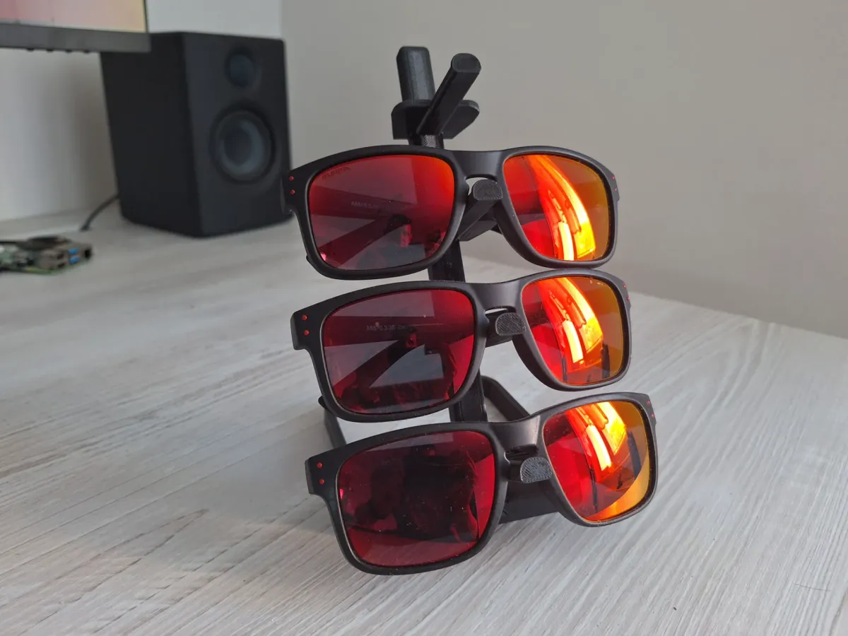 Soporte para anteojos con ranuras laterales