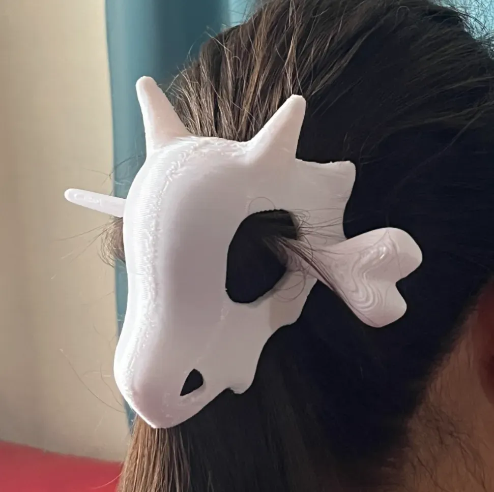 Traba de pelo con calavera estilizada