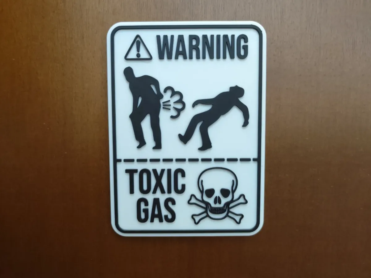 Cartel de baño con triángulo de peligro