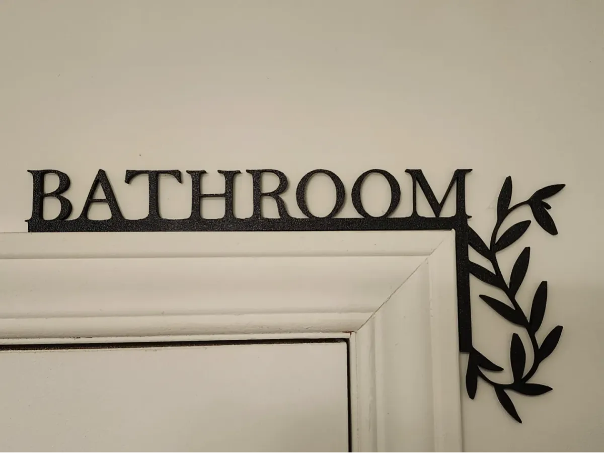 Señal de esquina para puerta de baño