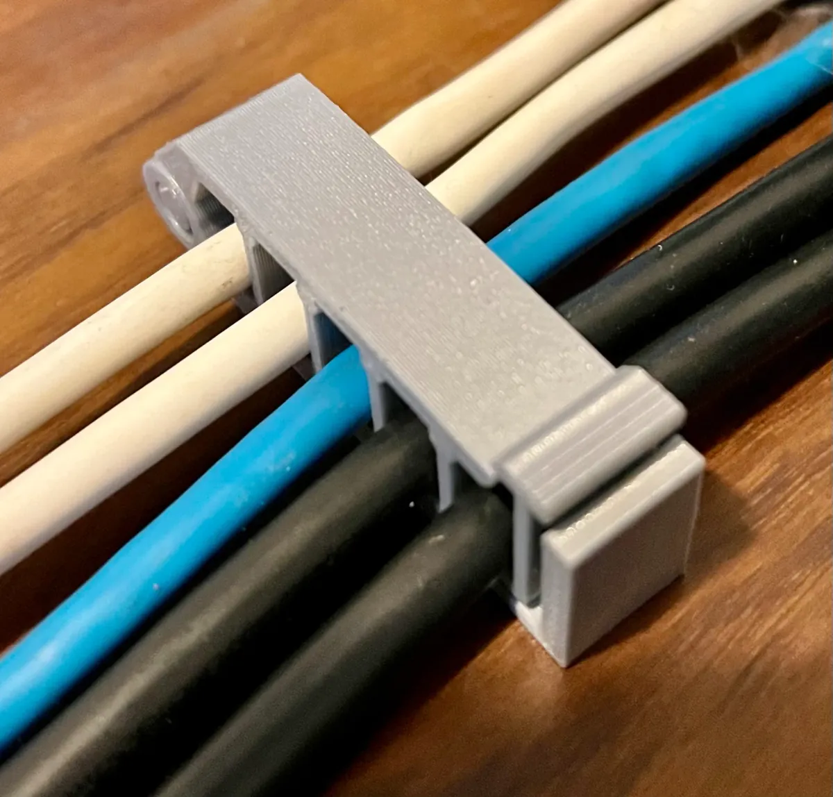 Clips para cables con bisagra y traba
