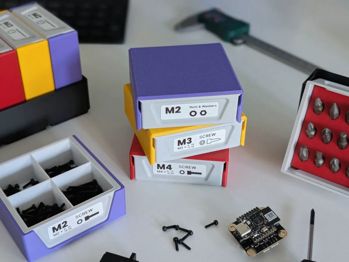 Caja apilable para tornillos con tapa