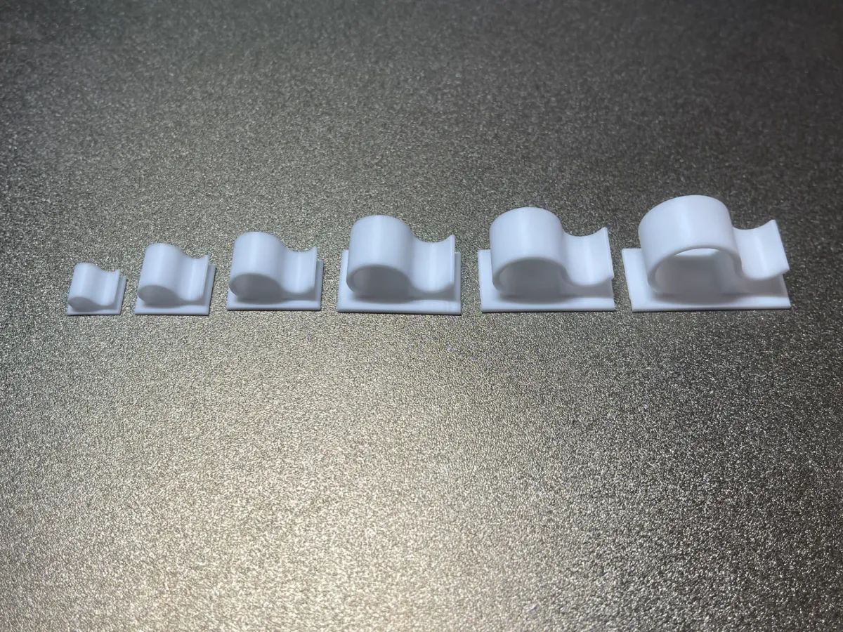 Clips autoadhesivos para sujetar cables