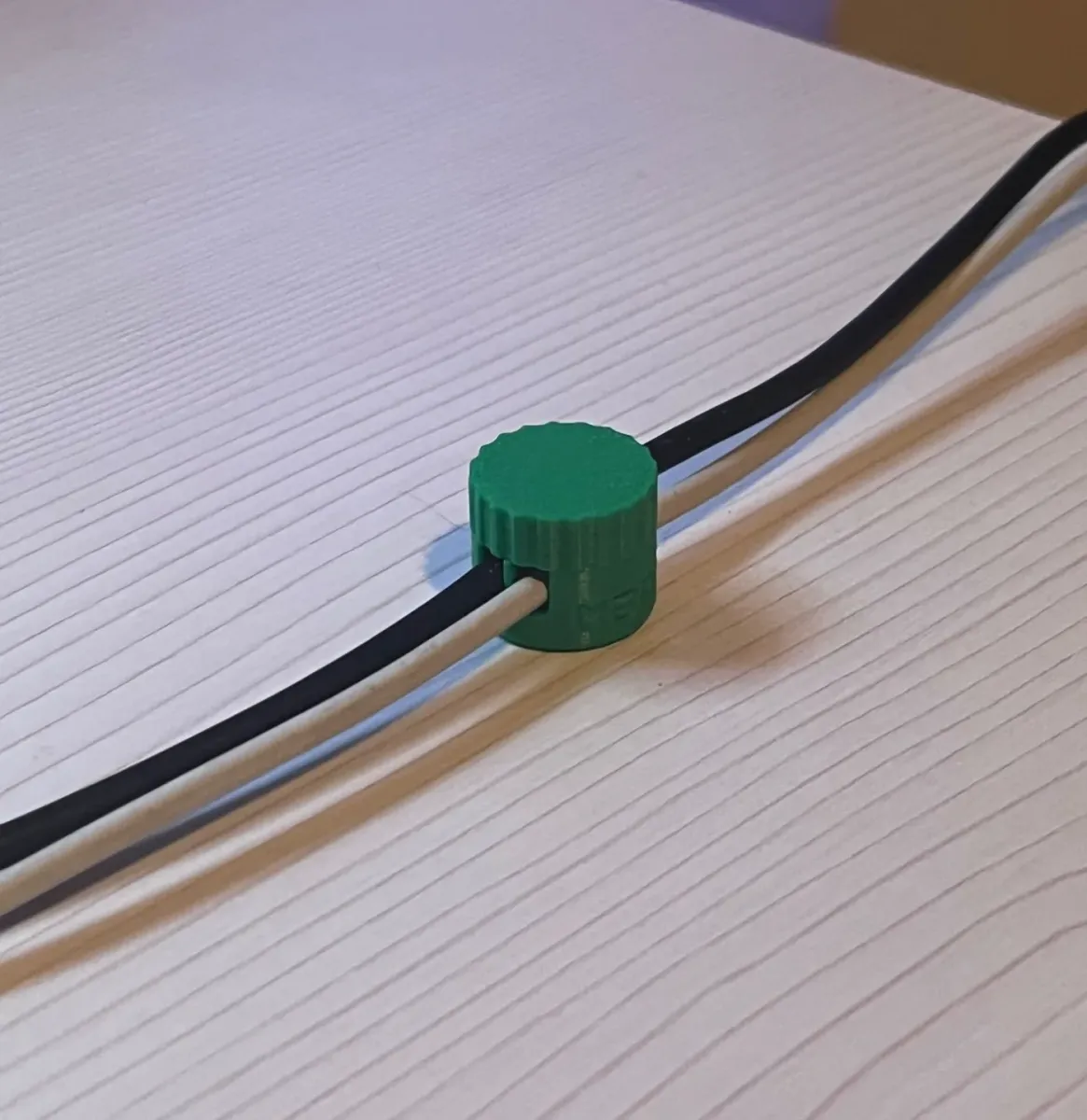 Grampa de pared para uno o dos cables