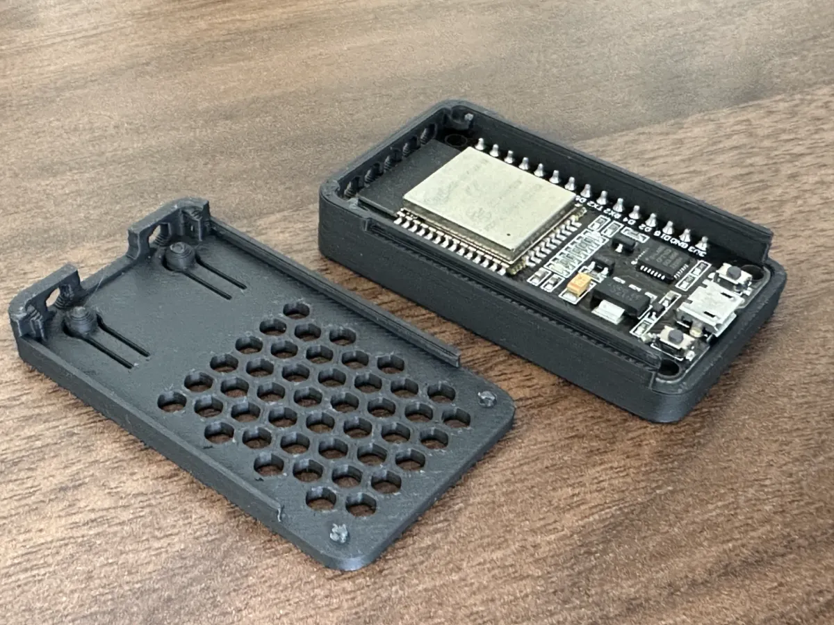 Caja de dos mitades para módulo con wifi