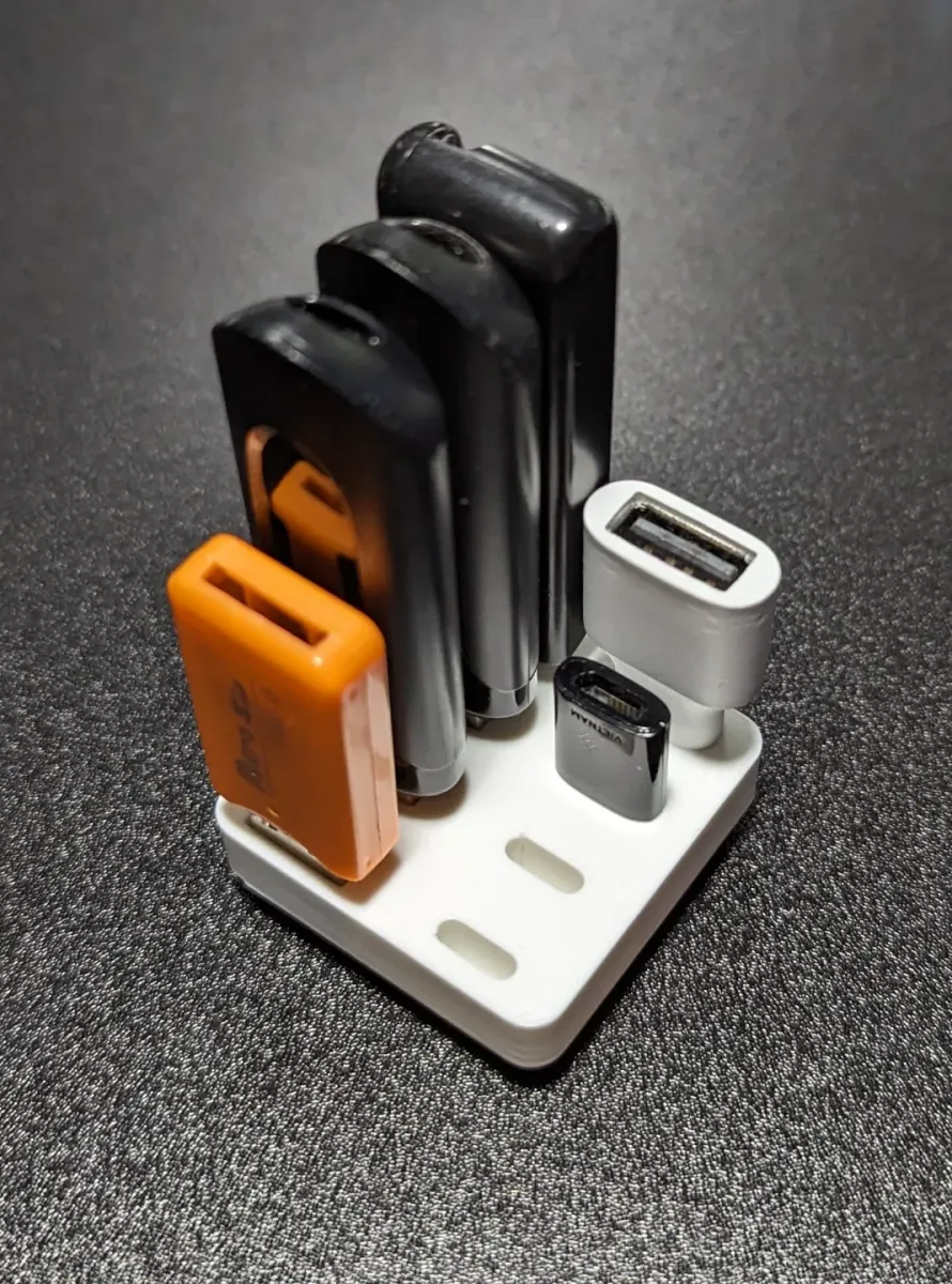 Organizador modular de pendrives y adaptadores