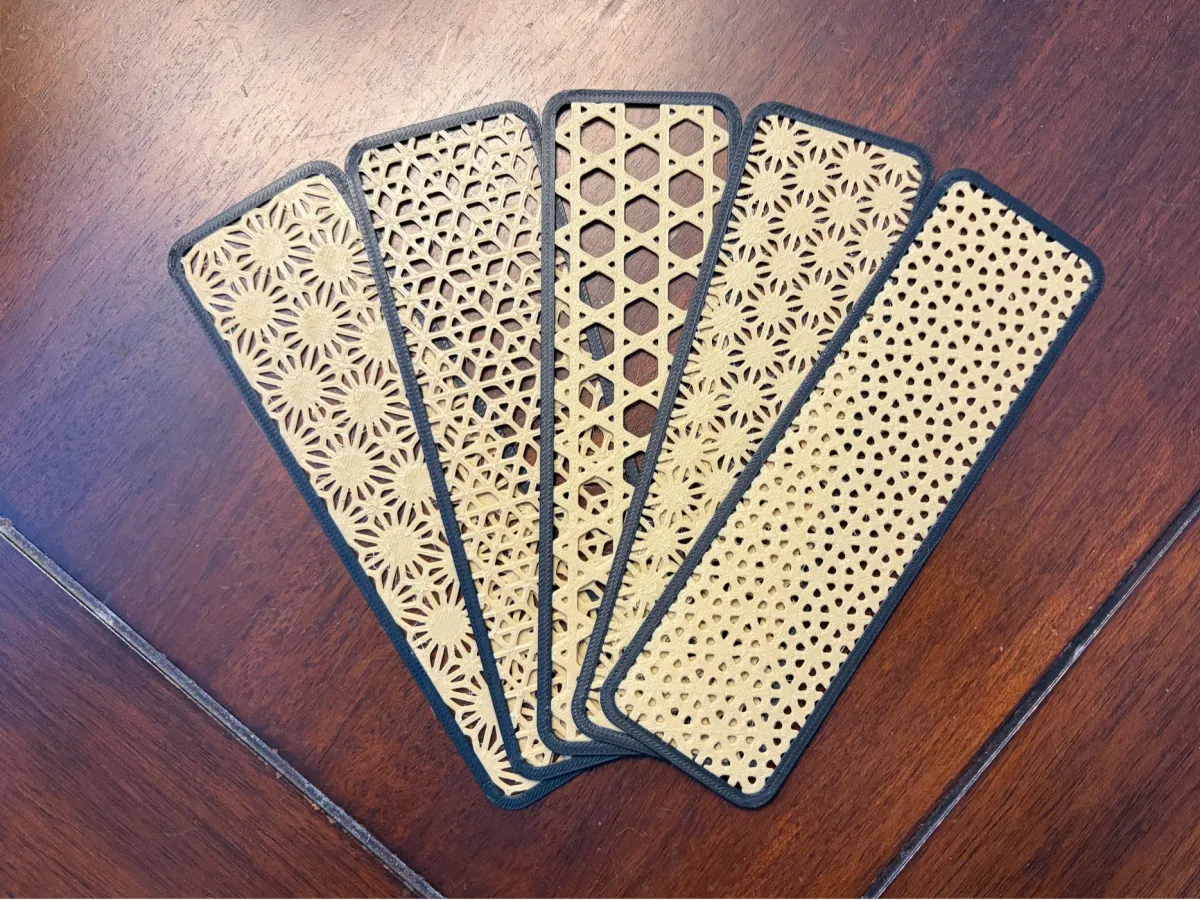 Juego de marcadores calados con diseño geométrico