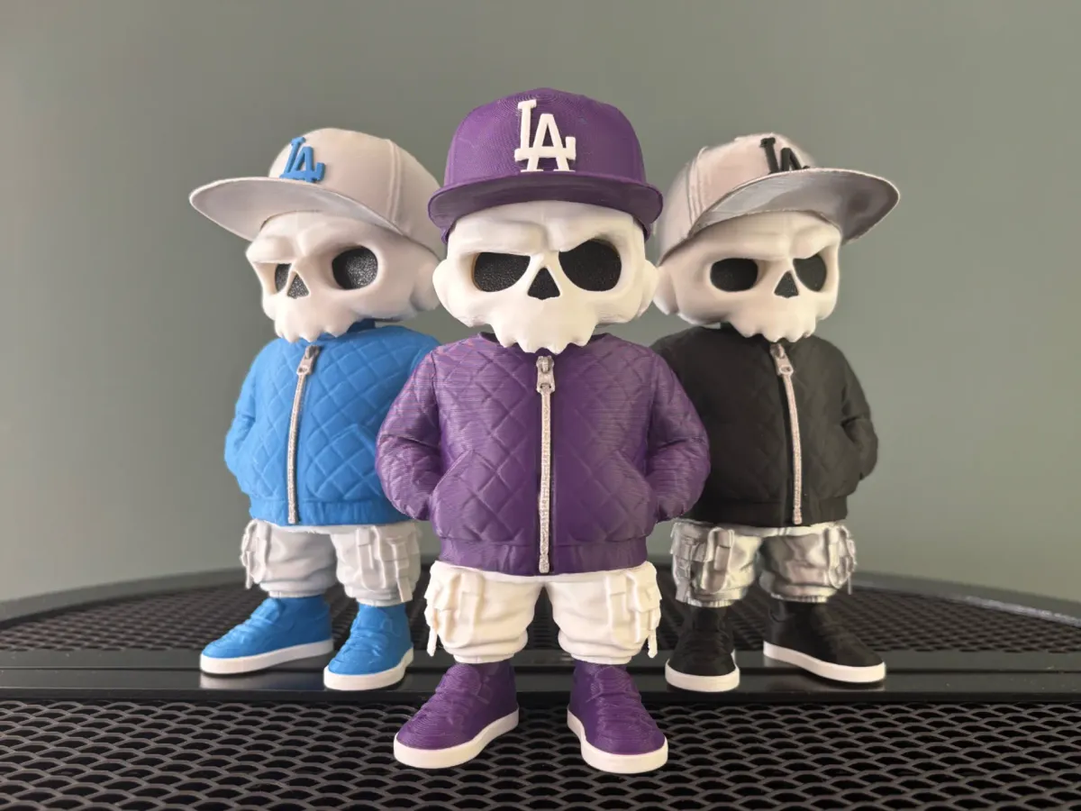 Trío de calaveras con gorra y campera