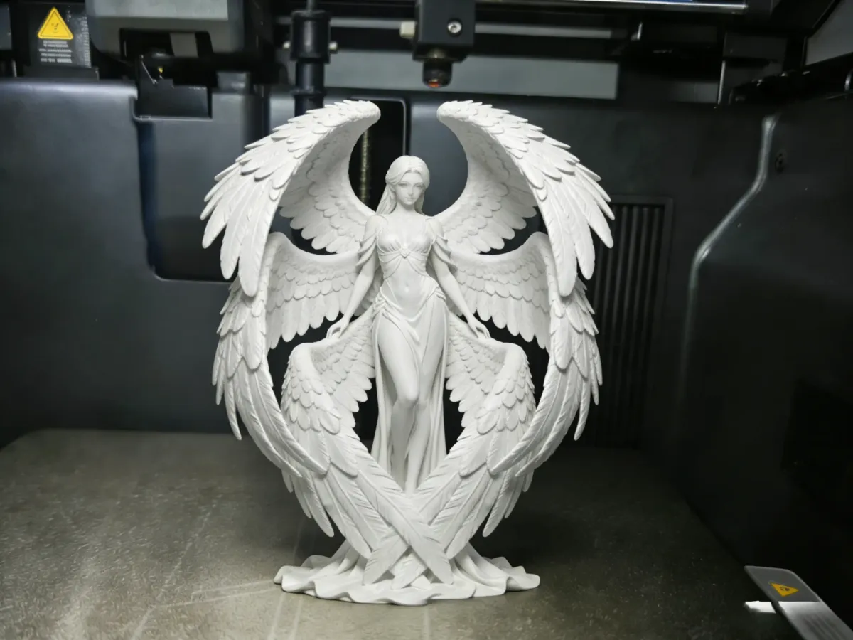 Figura de ángel guardián con alas abiertas