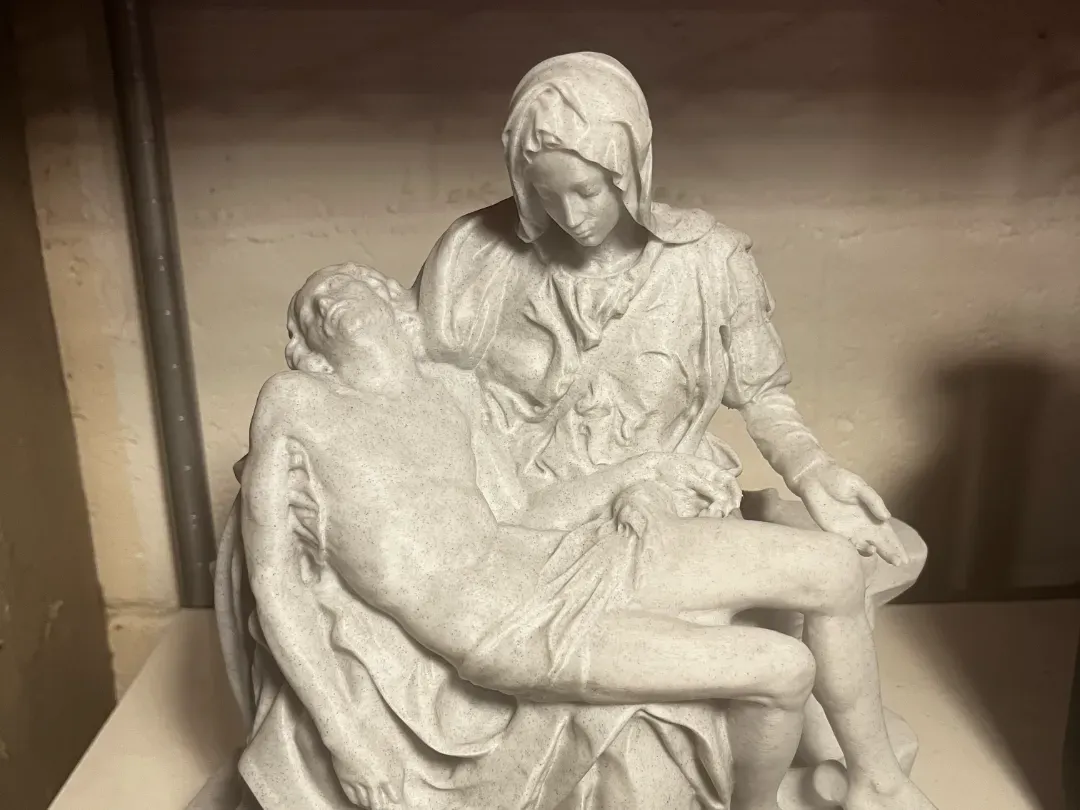 Escultura clásica de la Virgen sosteniendo a Jesús