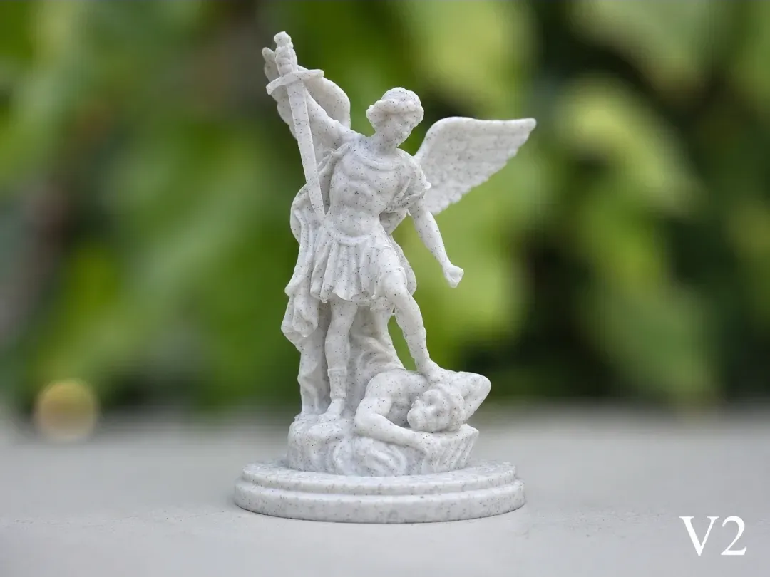 Figura de San Miguel Arcángel con lanza