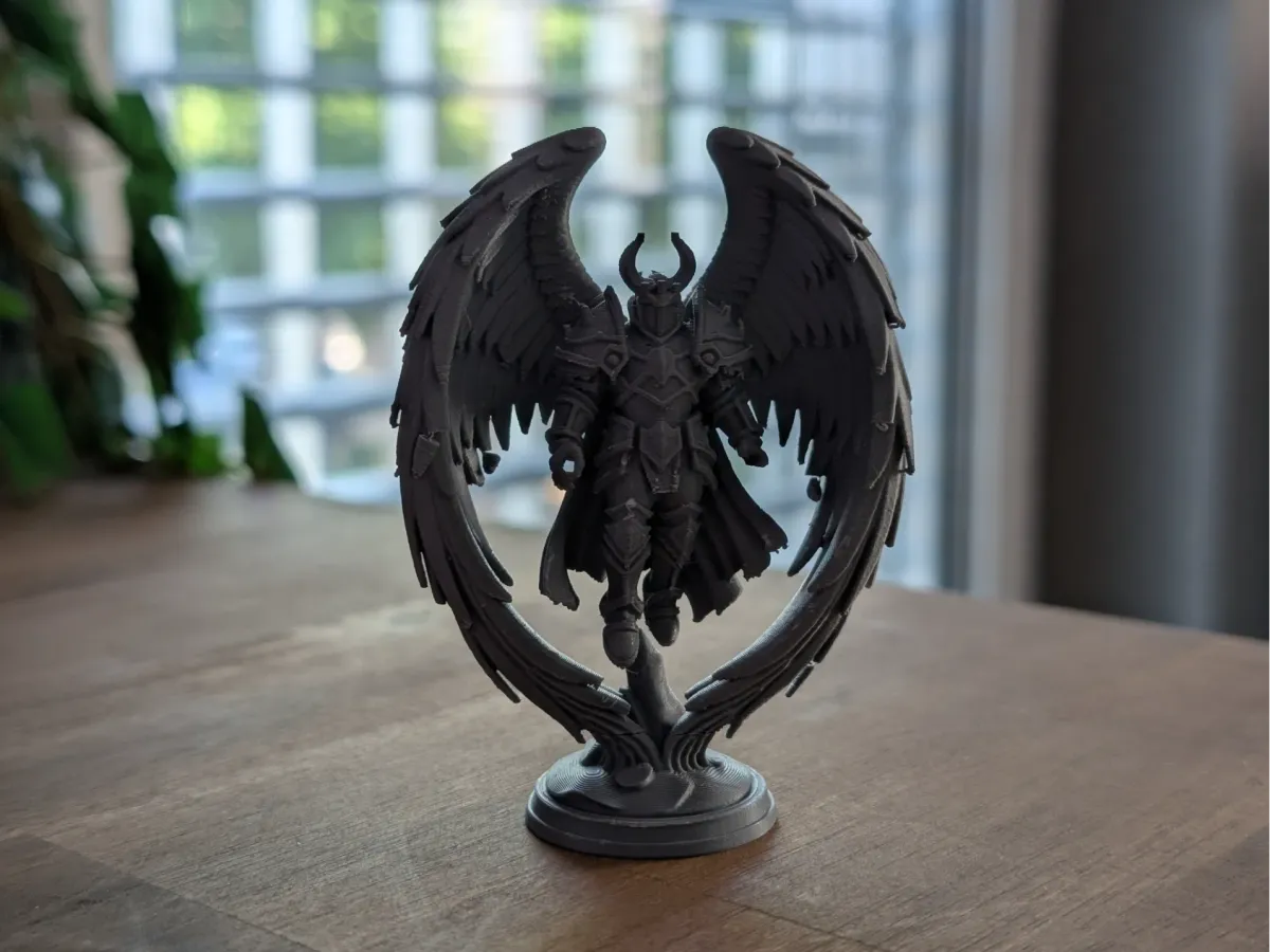Figura de ángel guerrero con armadura