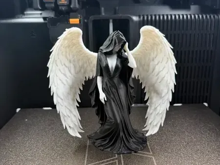 Ángel de alas caídas de gran tamaño