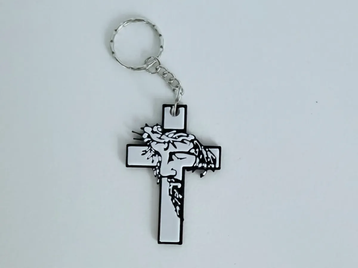 Crucifijo llavero con cuerpo en relieve