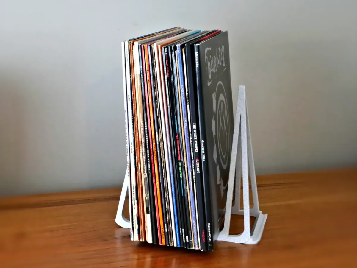 Atril para vinilos con repisa para la tapa