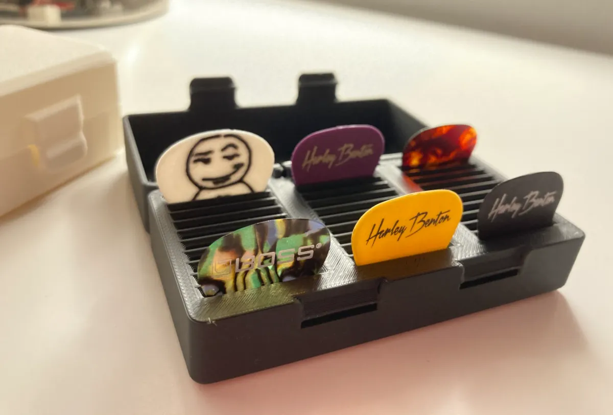 Caja para púas con bisagra reforzada