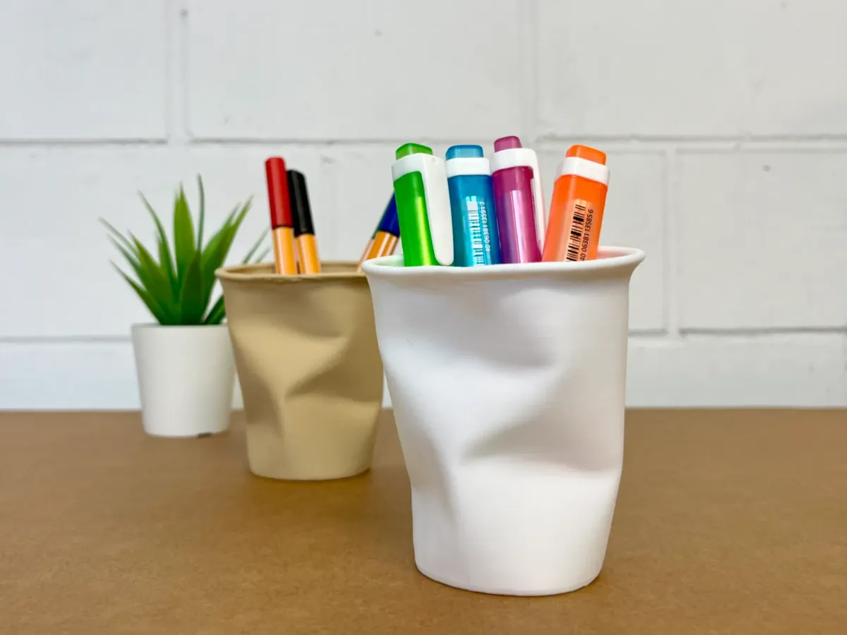 Portalápices con forma de vaso de papel aplastado