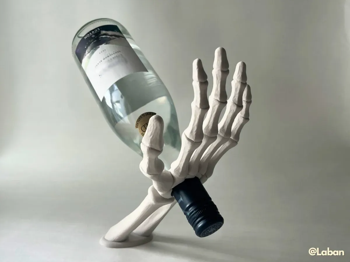 Soporte de botella con figura de esqueleto