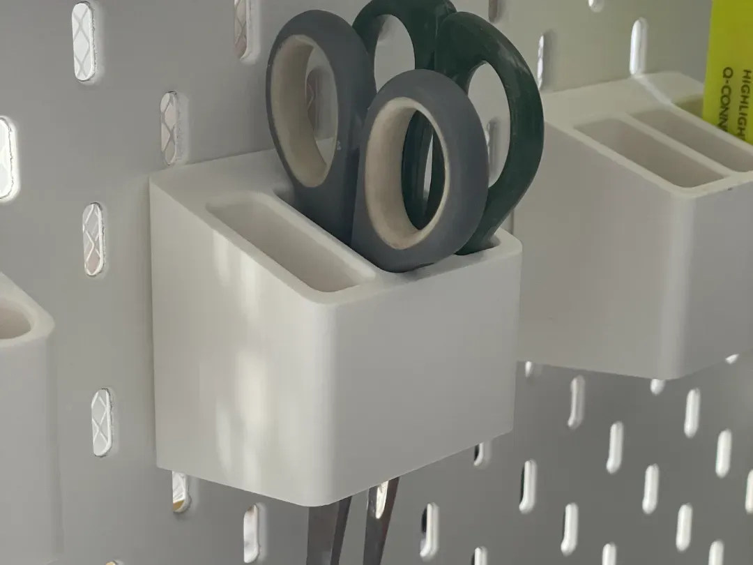 Soporte de pared para tres tijeras