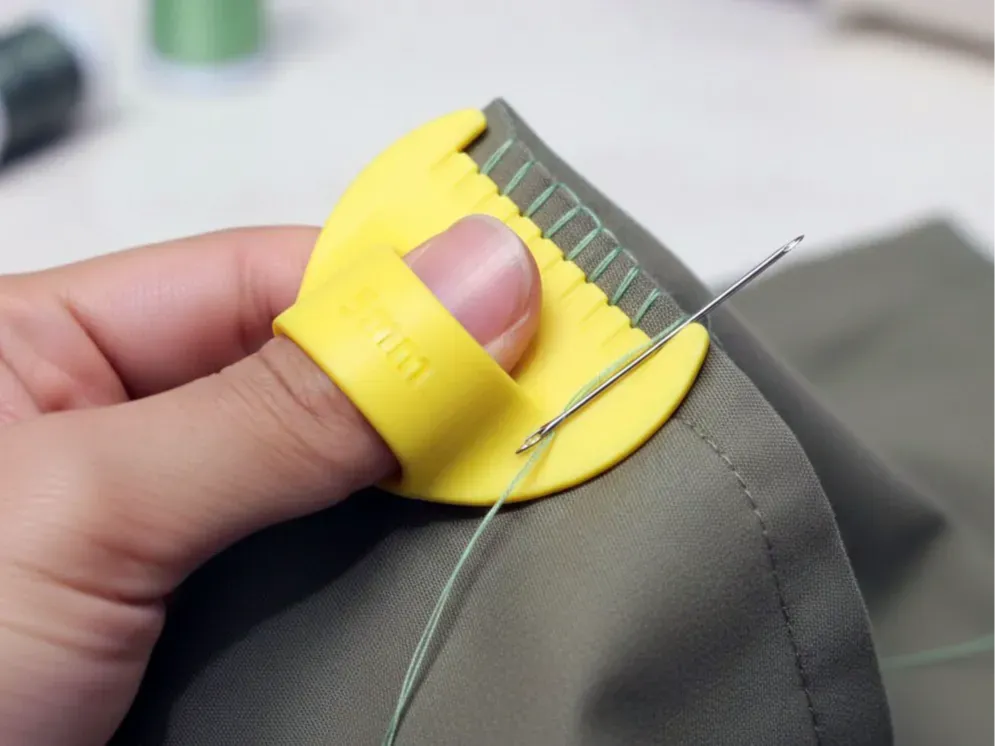Guía de dedo para coser a mano