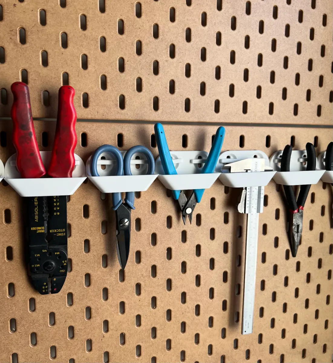 Colgador de pinzas y tijeras para panel perforado