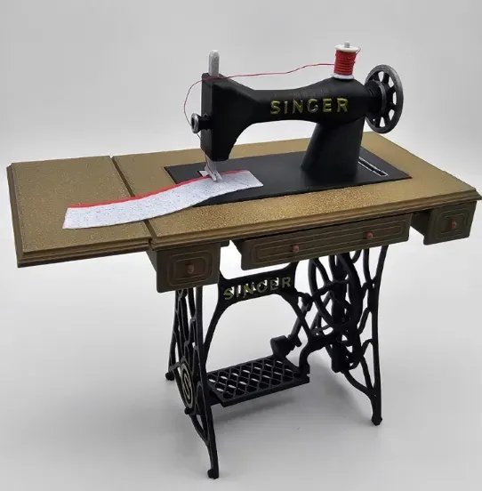 Máquina de coser antigua decorativa con partes móviles