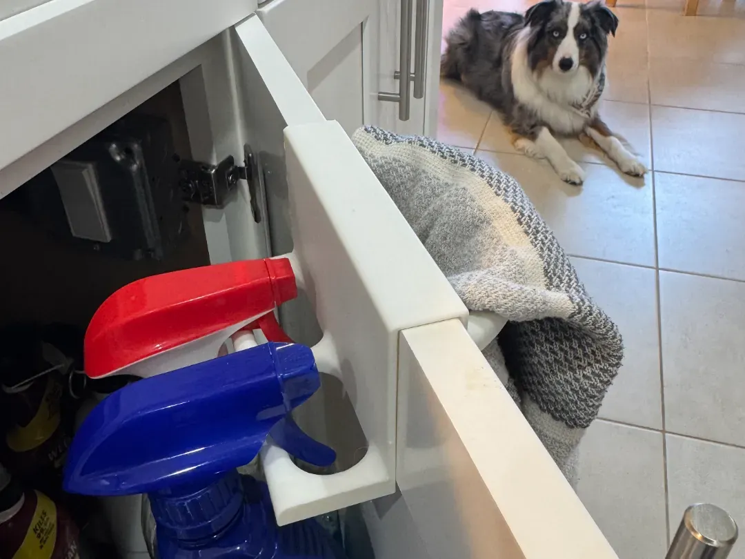 Toallero de pared con lugar para rociador