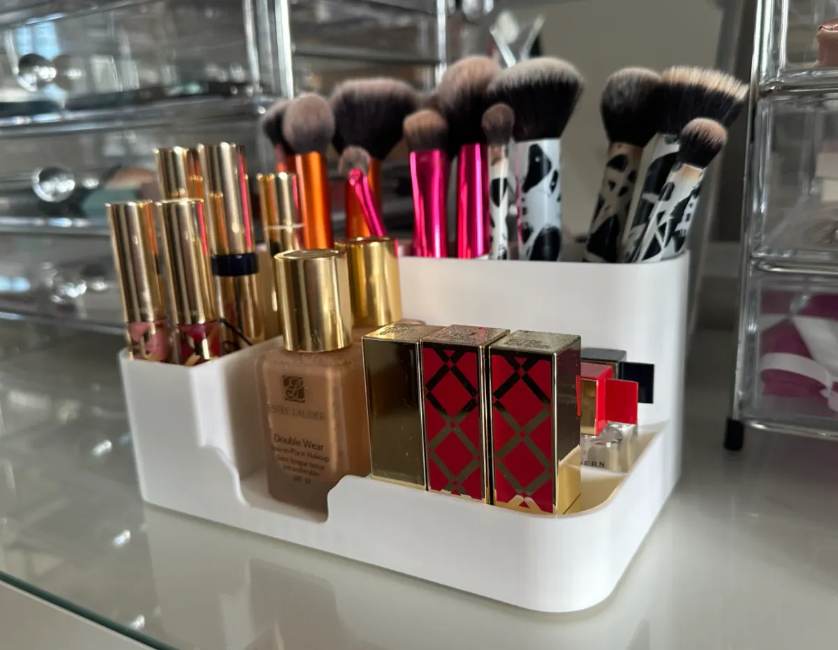 Organizador de maquillaje con cajones y compartimentos