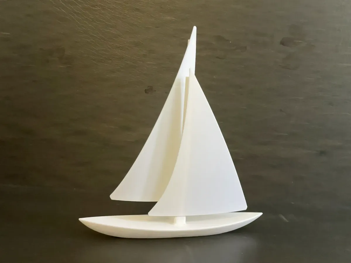 Velero de adorno con velas infladas