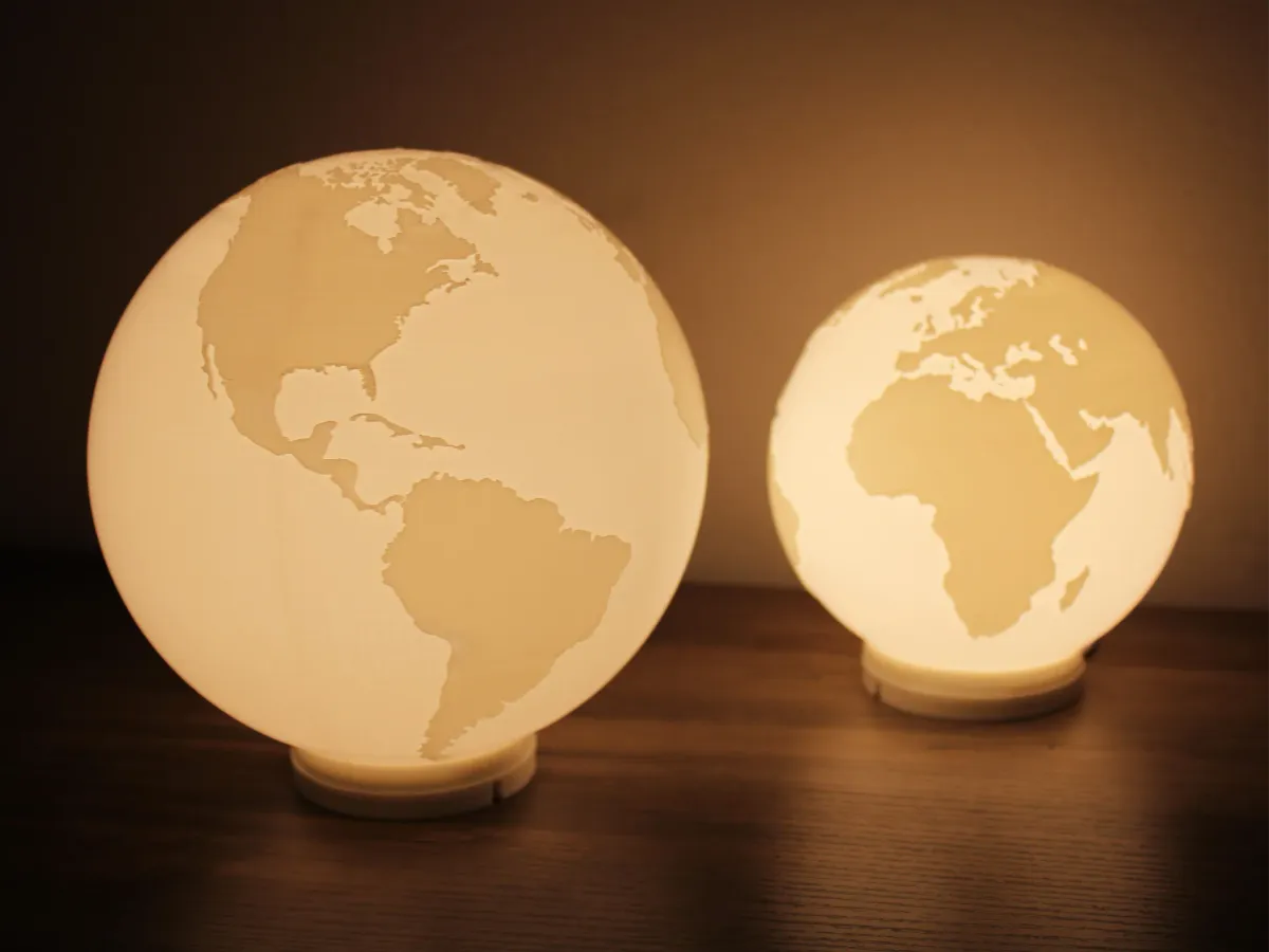 Lámpara de globo terráqueo con base iluminada