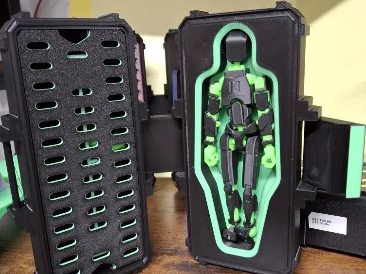 Cajón de transporte para figura articulada con soporte