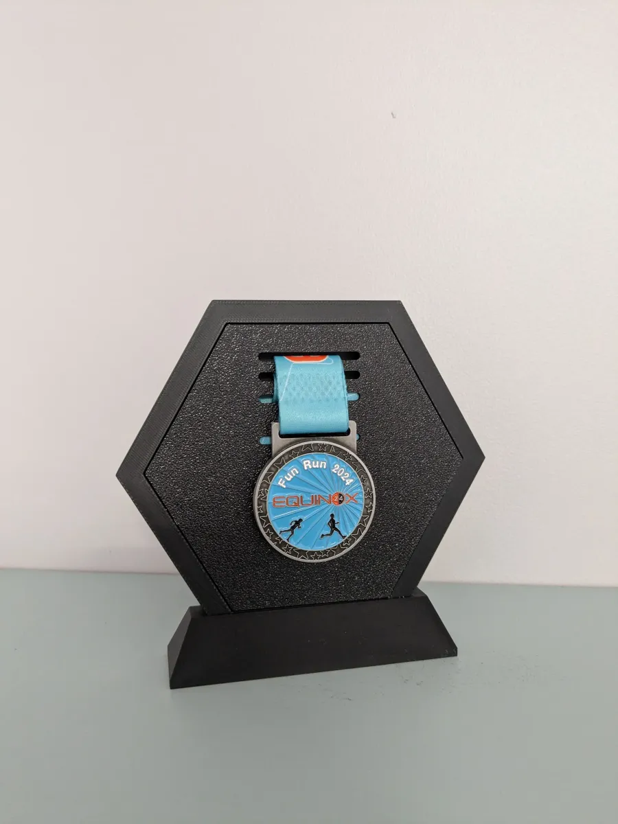 Panel hexagonal modular para colgar medallas