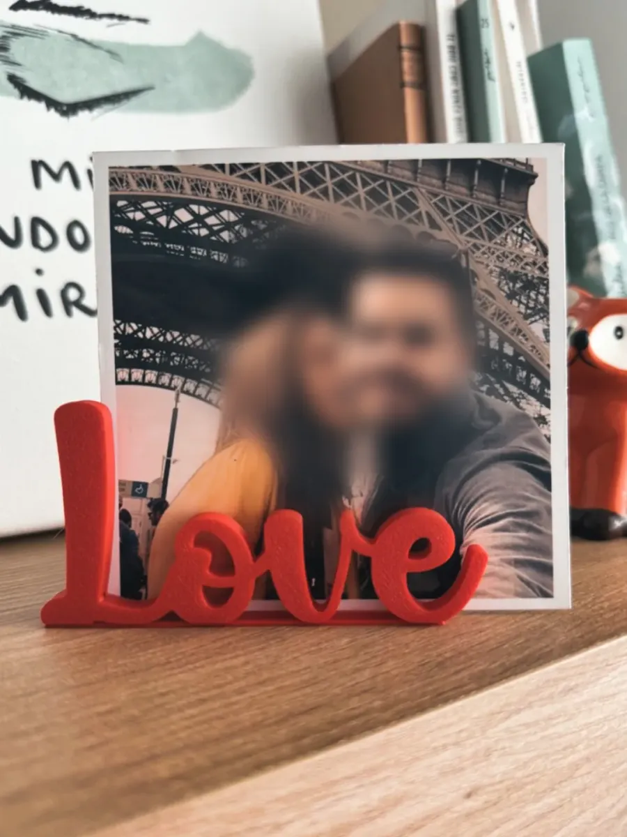 Soporte de foto con letras caladas de amor