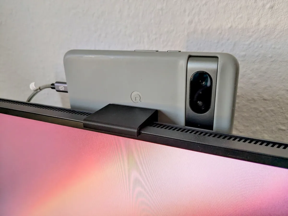 Pinza para monitor que sostiene el celular